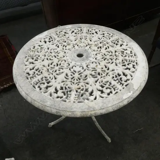 WHITE METAL OUTDOOR TABLE H.650mm