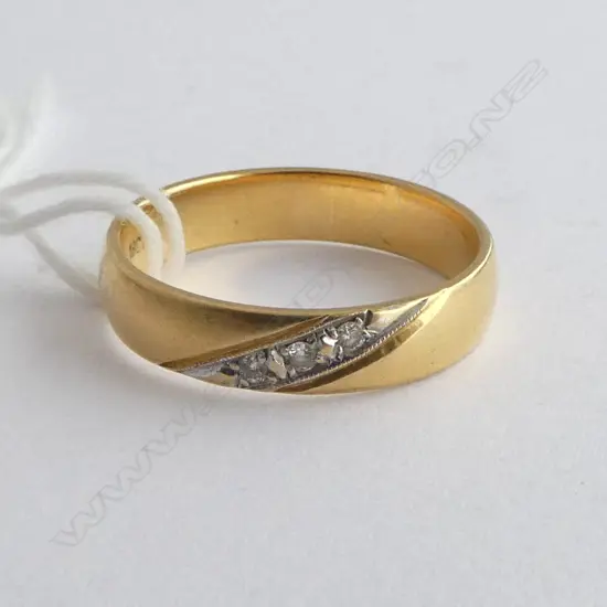 18ct YELLOW GOLD & 3 DIAMOND RING 4GMS SIZE O