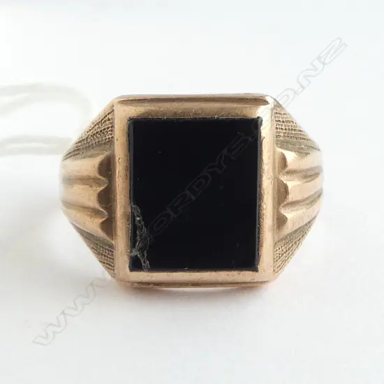 9ct ROSE GOLD ONYX SIGNET RING shank bent 6.67gms stone with faults size W