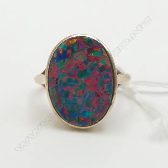 9ct GOLD & OPAL DOUBLET RING, 4.9gms SIZE P1/2