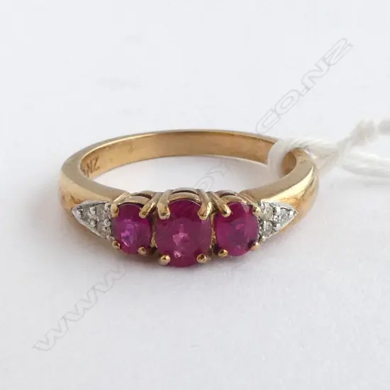9ct YELLOW GOLD & 3 RUBY ? & DIAMOND RING 4gms SIZE O