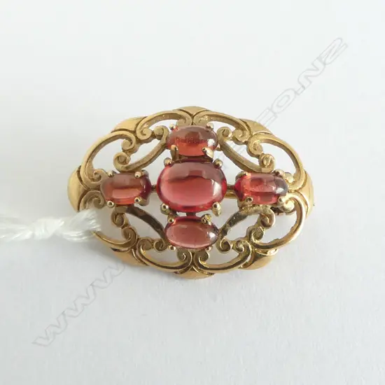 9ct YELLOW GOLD & ALMADINE GARNET open scroll BROOCH 3gms