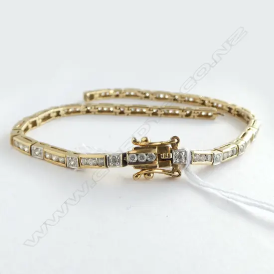 9CT YELLOW GOLD & CUBIC ZIRCONIA TENNIS BRACELET 8.78gms  NEEDS REPAIRING