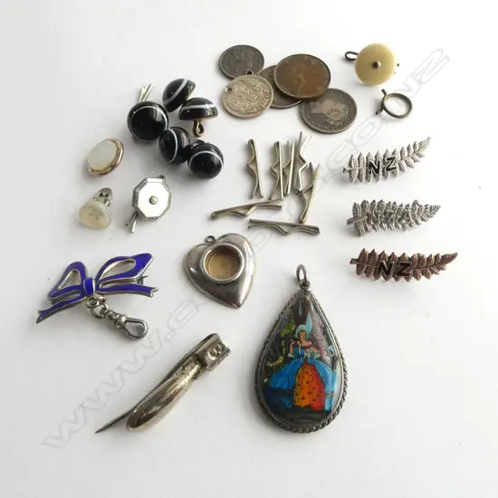 ASSORTED SILVER BROOCHES & PENDANTS/AGATE BUTTONS ETC