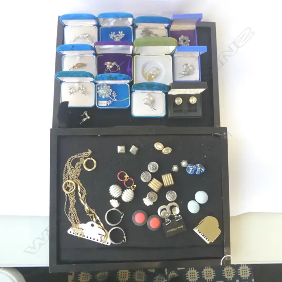 2 TRAYS COSTUME JEWLERY BROOCHES & EARINGS ETC