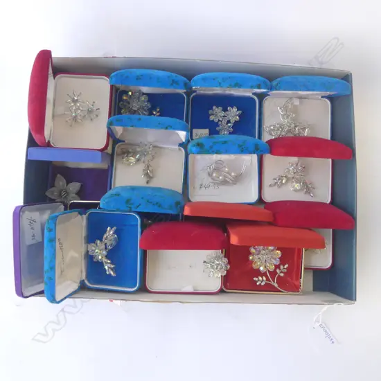 COLLECTION OF 12 SWAROVSKI BROOCHES & 4 OTHERS