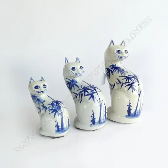 GRADUATED SET OF THREE ORIENTAL B/W CHINA CATS H.230mm