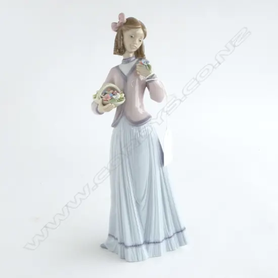 LLADRO #7644 'INNOCENCE IN BLOOM' H.240mm