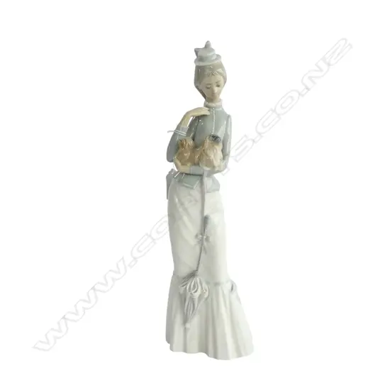 LLADRO FIGURINE, WOMAN w. DOG H.370mm