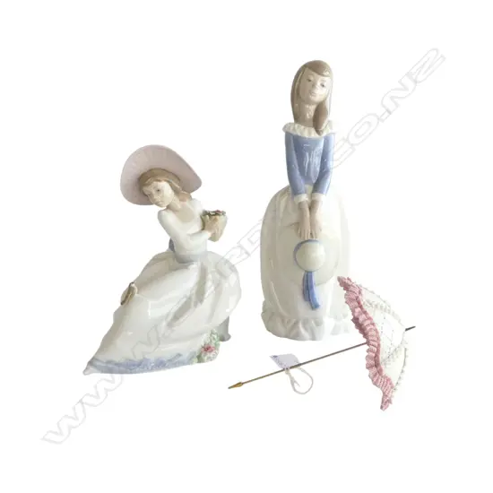 2 NAO FIGURINES (1 PETAL AF) H.275mm + UMBRELLA (chip)