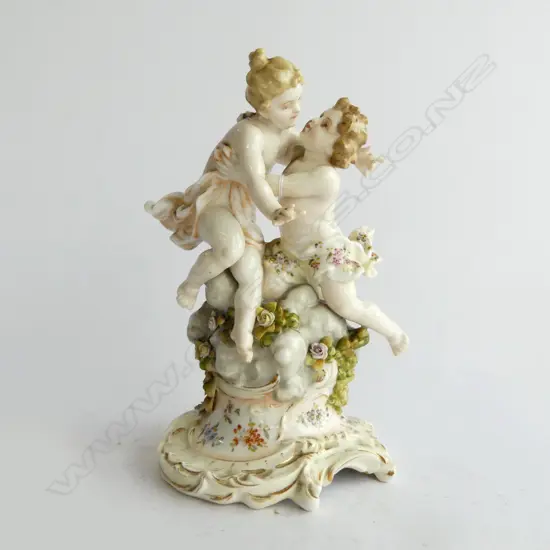 MEISSEN STYLE 19THC FIGURAL GROUP OF TWO PUTTE EMBRACING H.190mm 