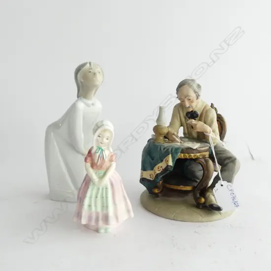 3 FIGURINES; LLADRO GIRL (AF), ROYAL DOULTON TOOTLES H.115mm, CAPODIMONTE GENT AT TABLE