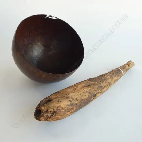 OLD LARGE PACIFIC ISLAND COCNUT BOWL & WOODEN FERN ROOT POUNDER L.315mm 