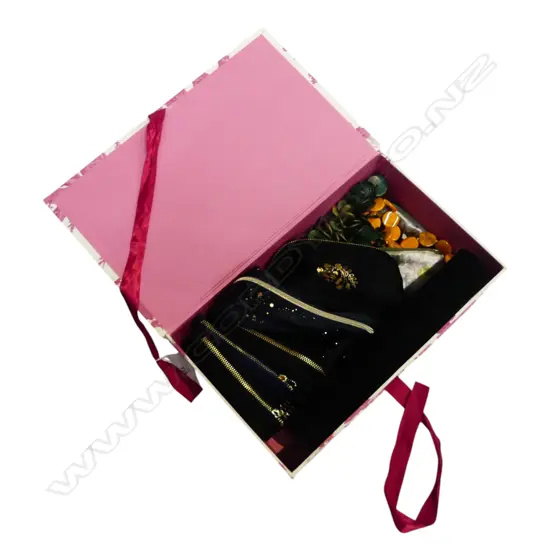 TOILE BOX w. JEWELLERY BAGS ETC W.360mm