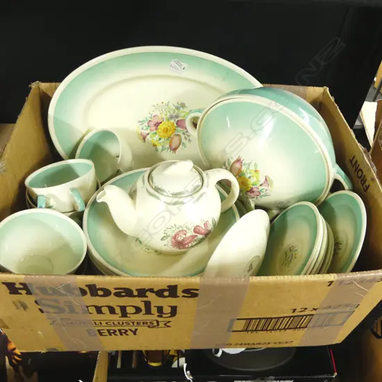 SUSIE COOPER PART DINNER SET