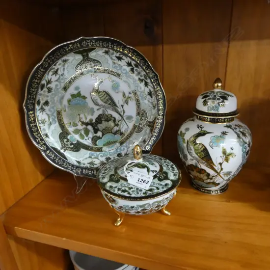 3 PCES SAJI IMARI; PLATE, 2 LIDDED CONTAINERS