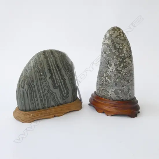 2 STONES ON STANDS H.175mm