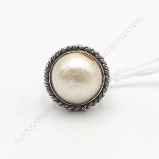 SILVER & MABE PEARL RING (FAULT) 8gms SIZE N