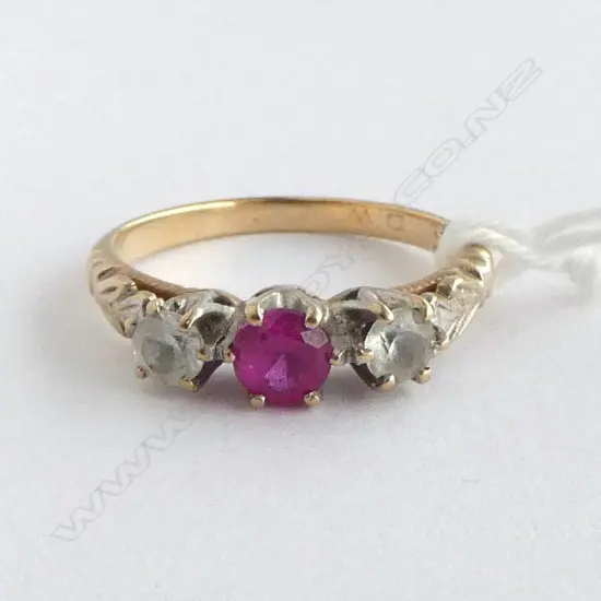 9ct GOLD SYN RUBY & WHITE SPINEL STONES IN VINTAGE RING 2.4gms SIZE M