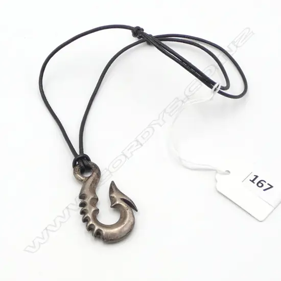 STERLING SILVER HOOK PENDANT NECKLACE, 29gms