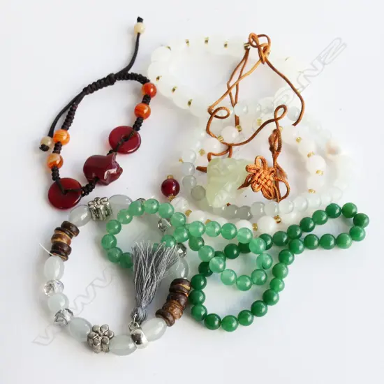 6 JADE EXPANDABLE BRACELETS & 2 OTHER PCS