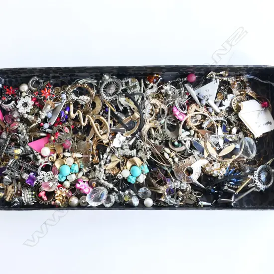 COLLECTION COSTUME EARRINGS