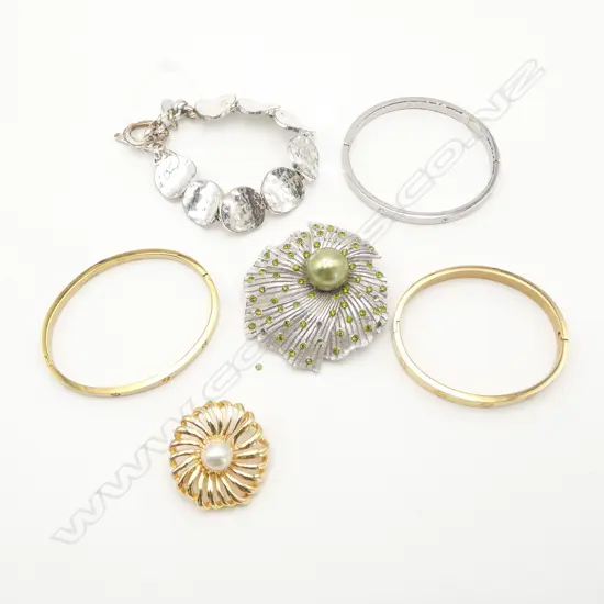 4 COSTUME JEWELLERY BANGLES & 2 BROOCHES