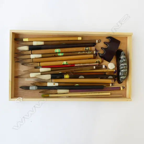 COLLECTION 20+ VINTAGE JAPANESE TRADITIONAL CALLIGRAPHY BRUSHES + 2 stands
