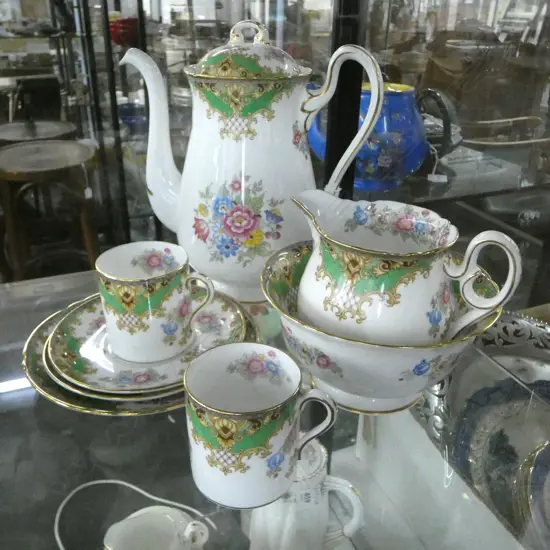 SHELLEY CHINA 3PC TEASET & 2 MATCHING CSPS CROCHET PAT SHERATON