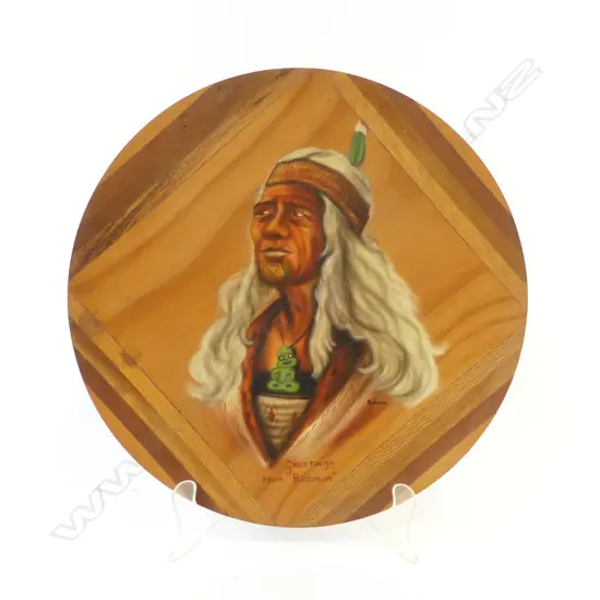 MID 20thC N.Z. 'GENUINE HAND PAINTED ARTICLE IS MADE OF PURELY N.Z. TIMBERS... ROTORUA' OF MAORI GUIDE SONIA Dia.265mm