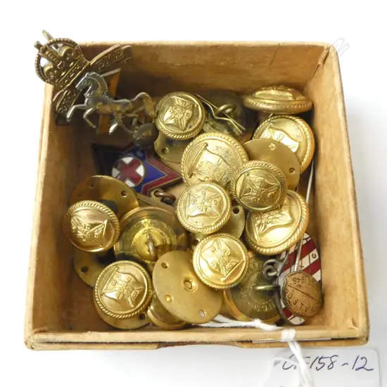 VINTAGE MILITARY BUTTONS & BADGES 