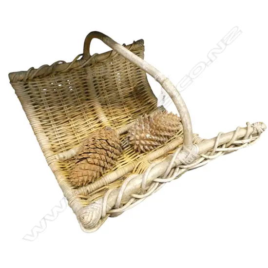 BASKET W.580mm + 2 PINE CONES