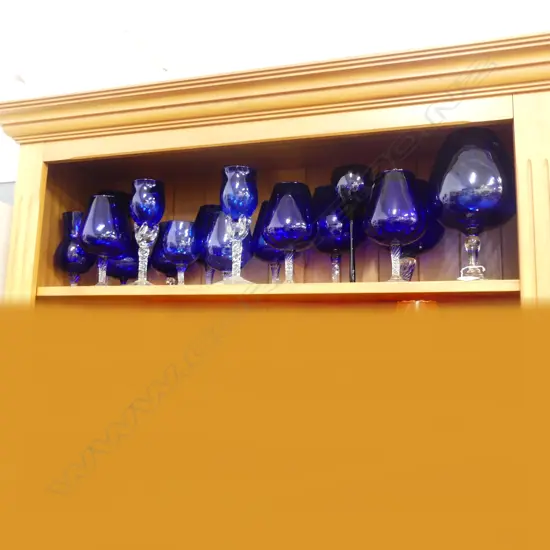 17 PCES BLUE ART GLASS H.265mm