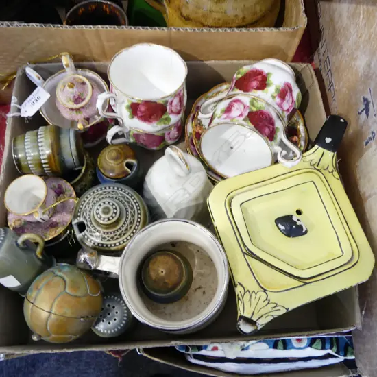 TRAY OF MIXED CHINA WADE R/ALBERT ETC (From the Estate of Tommy Doyle)