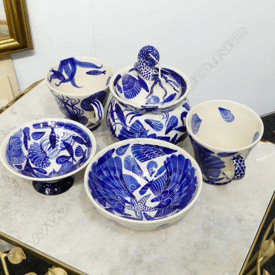 5 PCES PRU GREEN WIVENHOE STUDIO POTTERY; PR MUGS, 2 BOWLS, LIDDED CONTAINER