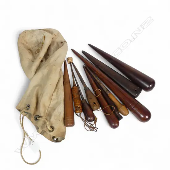 CANVAS SEAMAN'S BAG WITH 10 WOOD & METAL ROPE WORKING FIDS L.460mm