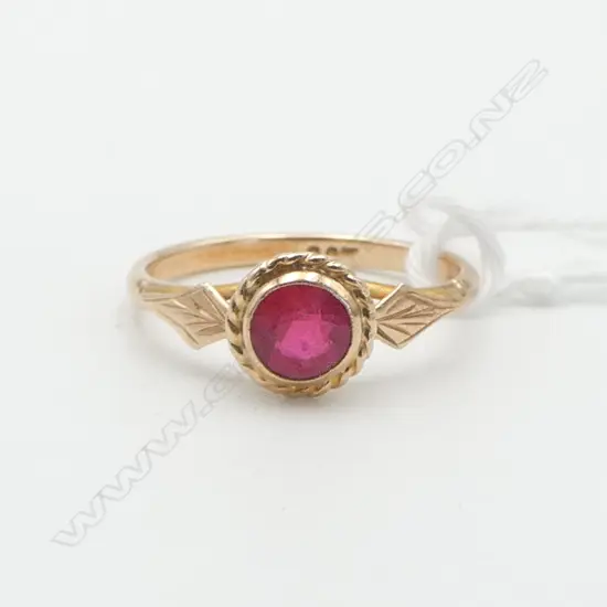 9ct yellow GOLD & RED GEM SET RING 1.52gms SIZE L