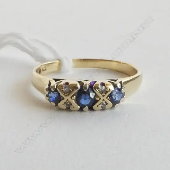 18ct Y/GOLD 3 SAPPHIRE? & DIAMOND RING 4.25gms SIZE R