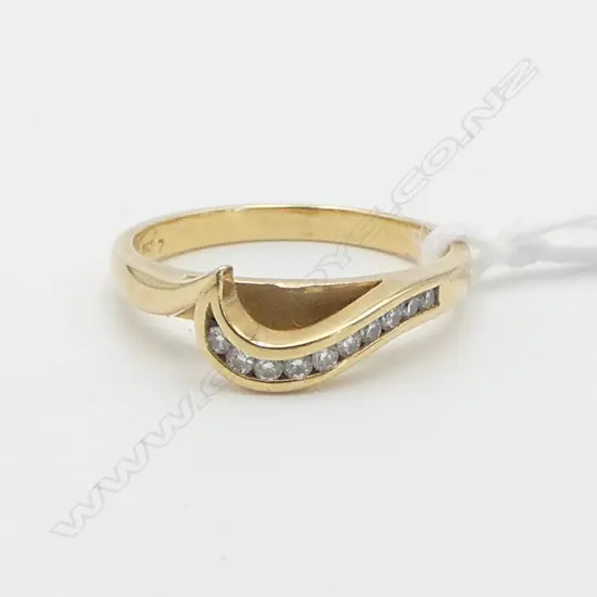 18ct YELLOW GOLD & DIAMOND swirl topped BAND RING 3.7gms size O