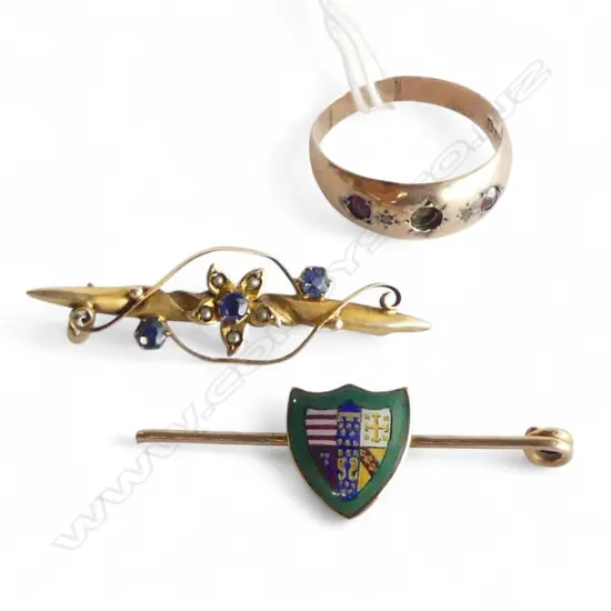 3 PCES 9CT JEWELLERY; RING AF, 2 BROOCHES 5.47gms