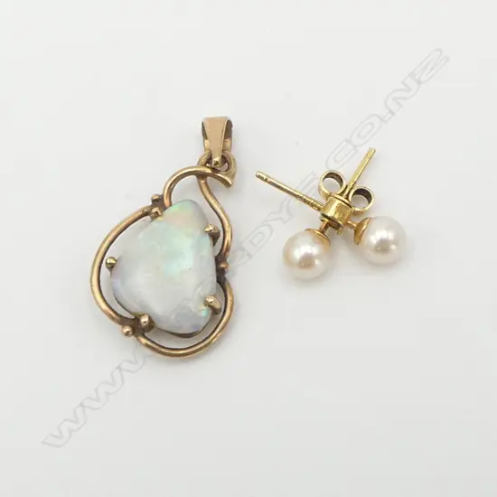 9ct GOLD & OPAL PENDANT 1.90gms + PR 9ct GOLD & PEARL EARRINGS 0.71gms
