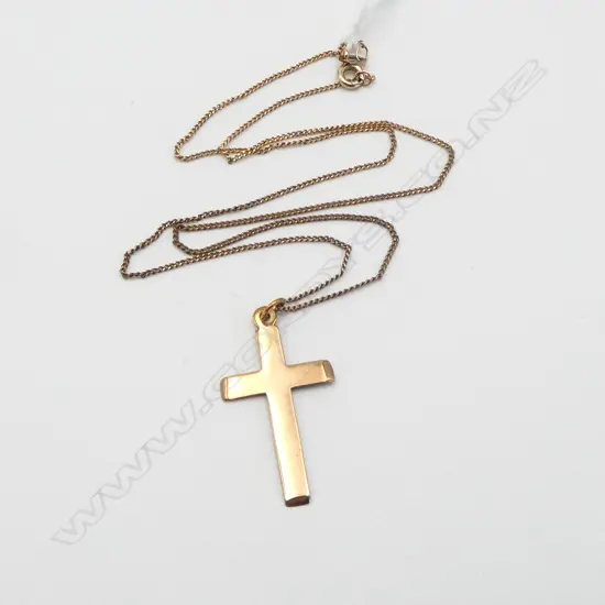 9ct GOLD CROSS PENDANT on 9ct GOLD CHAIN 2.9gms