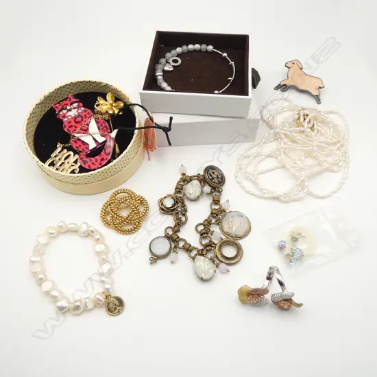 SWAROVSKI RING, FRESHWATER PEARL CHOKER & BRACELET & OTHER  ASST. JEWELLERY ITEMS
