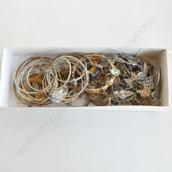 COLLECTION COSTUME EARRINGS, MANY HOOPS