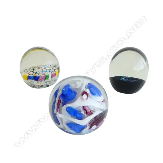 3 ART GLASS PAPER WEIGHTS H.70mm