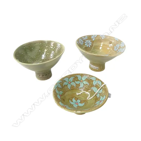 THREE KEUM SUN LEE PEDESTAL DISHES, OLIVE GRN/TURQUOISE FLORAL DESIGNS, GRADUATING SIZES, H80mm tallest