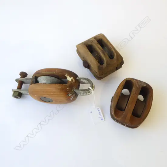 THREE VINTAGE WOODEN BLOCK PULLEYS, L.95MM-180MM