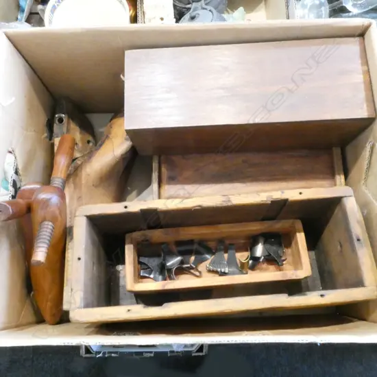 COLLECTION VINTAGE WOODEN BOXES & SHOE LASTS