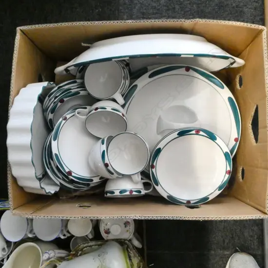 29 PCES OF TEMUKA 'FOREST GREEN' DINNER CHINA