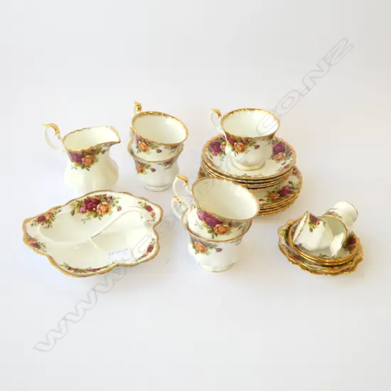 23 PCS ROYAL ALBERT OLD COUNTRY ROSES – SERVING DISH, 5 TRIOS, JUG, 2 EGG CUPS, 4 DISHES